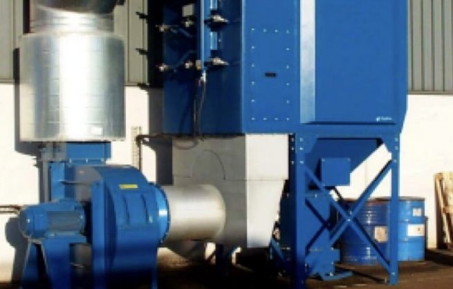 Dust extraction fan for an industrial filter