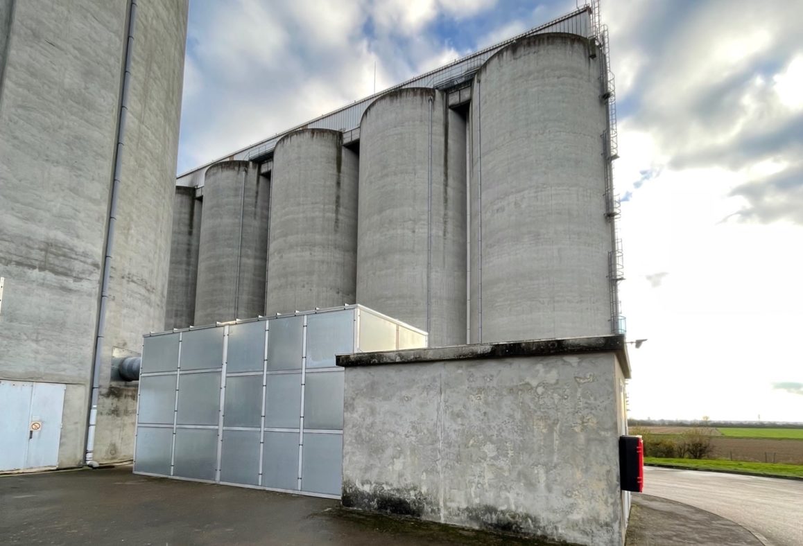 Silo ventilation fan for grain aeration