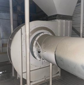 Capotage acoustique d'un ventilateur de silo